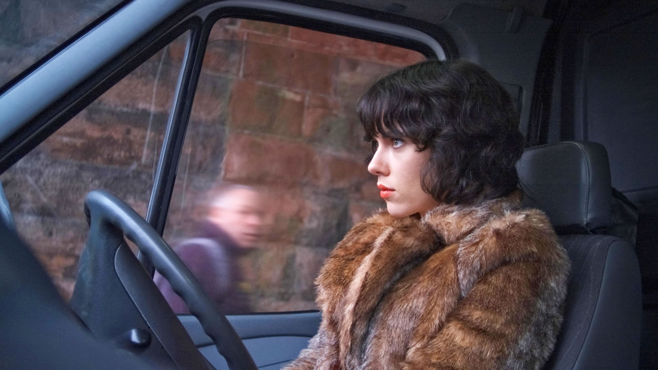 under the skin movie, scarlett johansson wearing a fur coat and sitting in a van