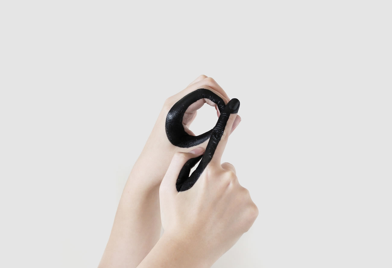 letter g painted on hands, by tien min liao