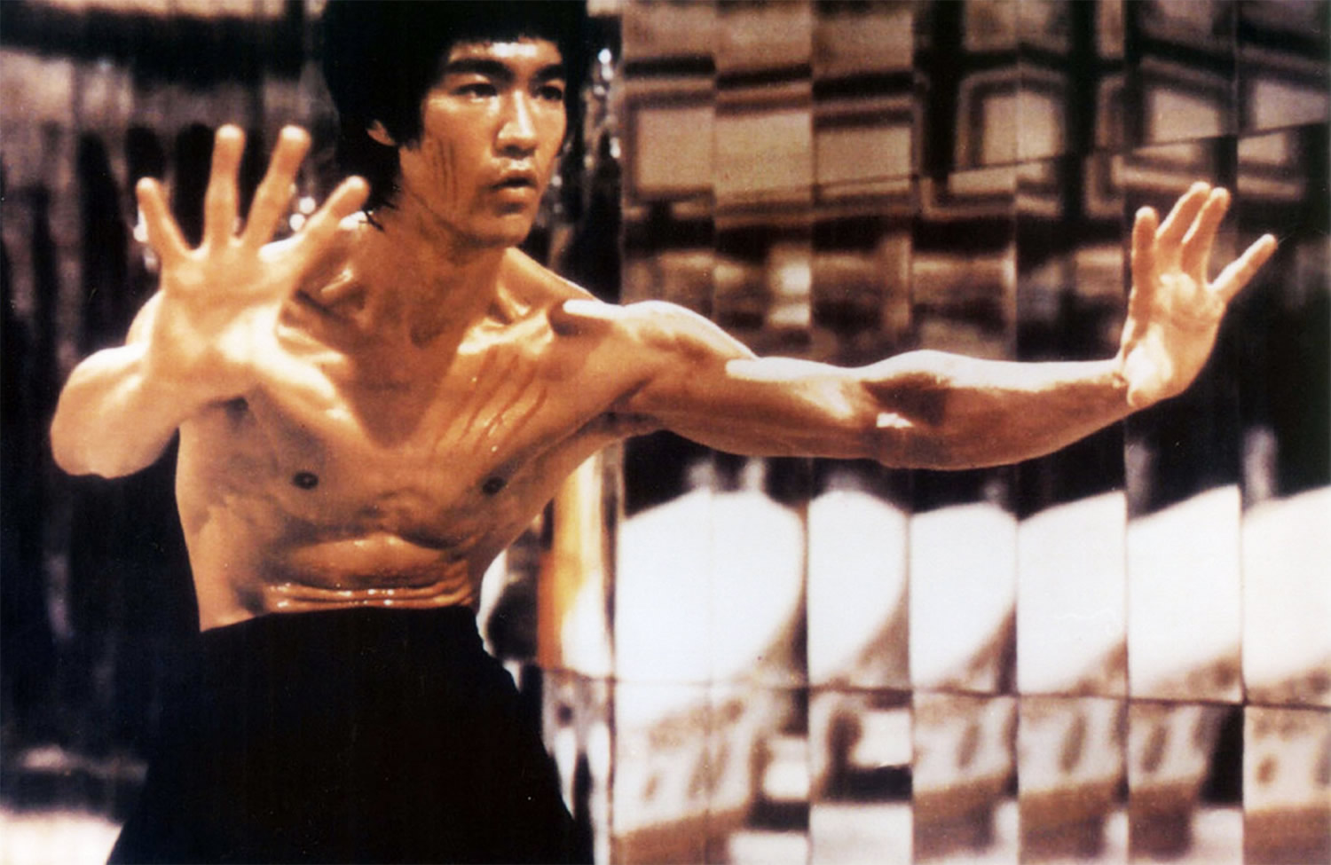 bruce lee in enter the dragon