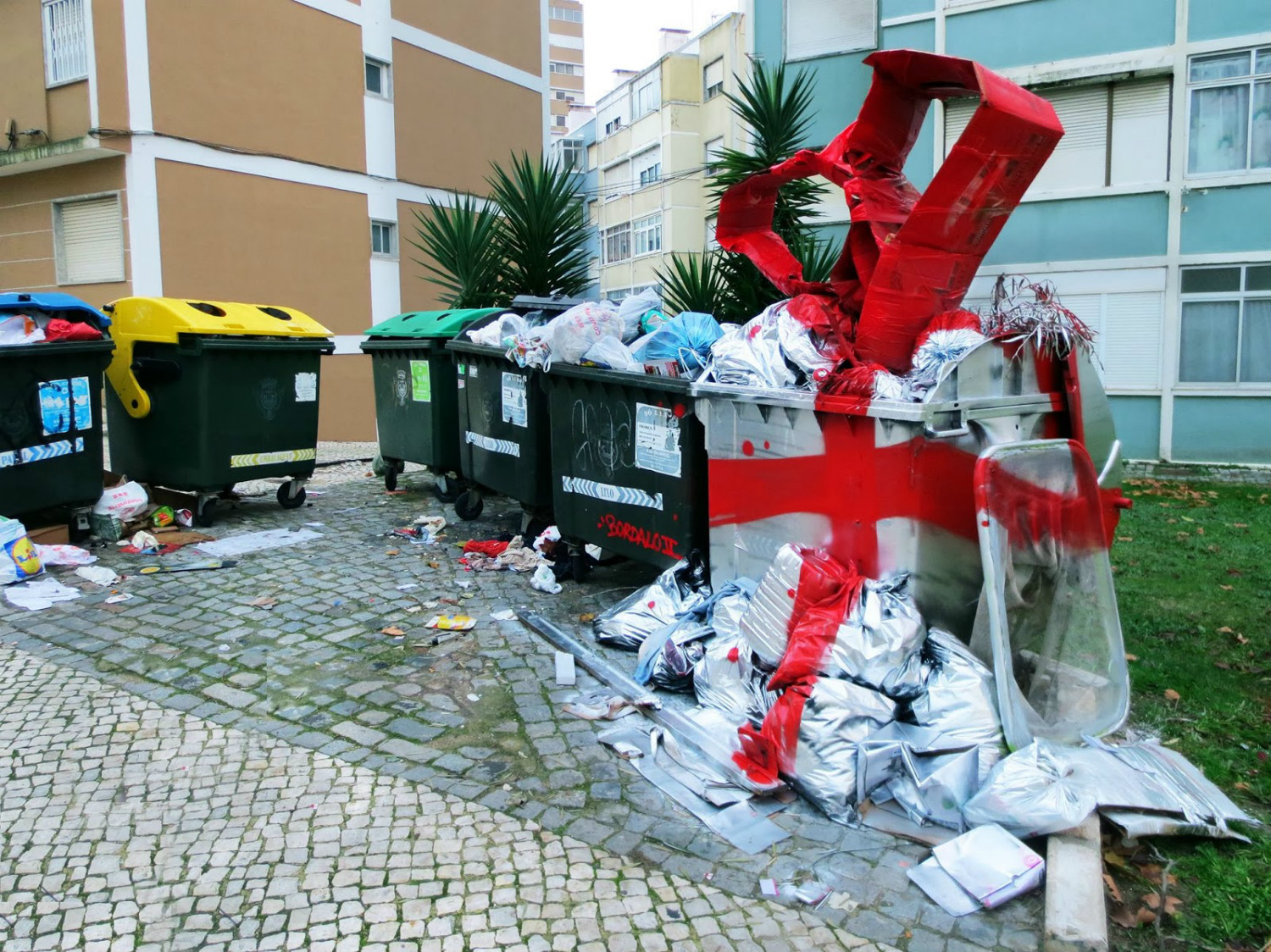 bordalo II bin street art paint