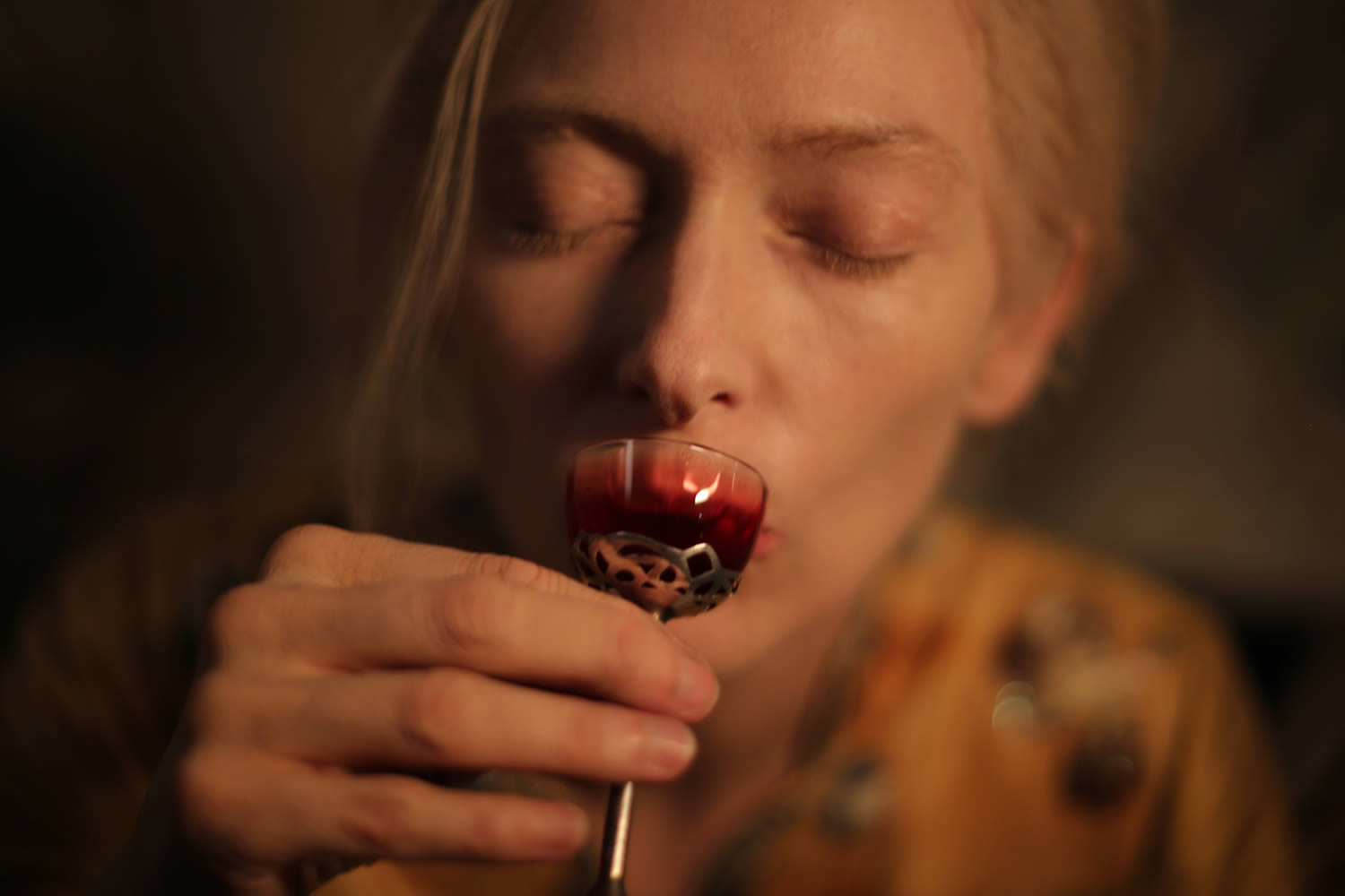 tilda drinking blood in the only lovers left alive