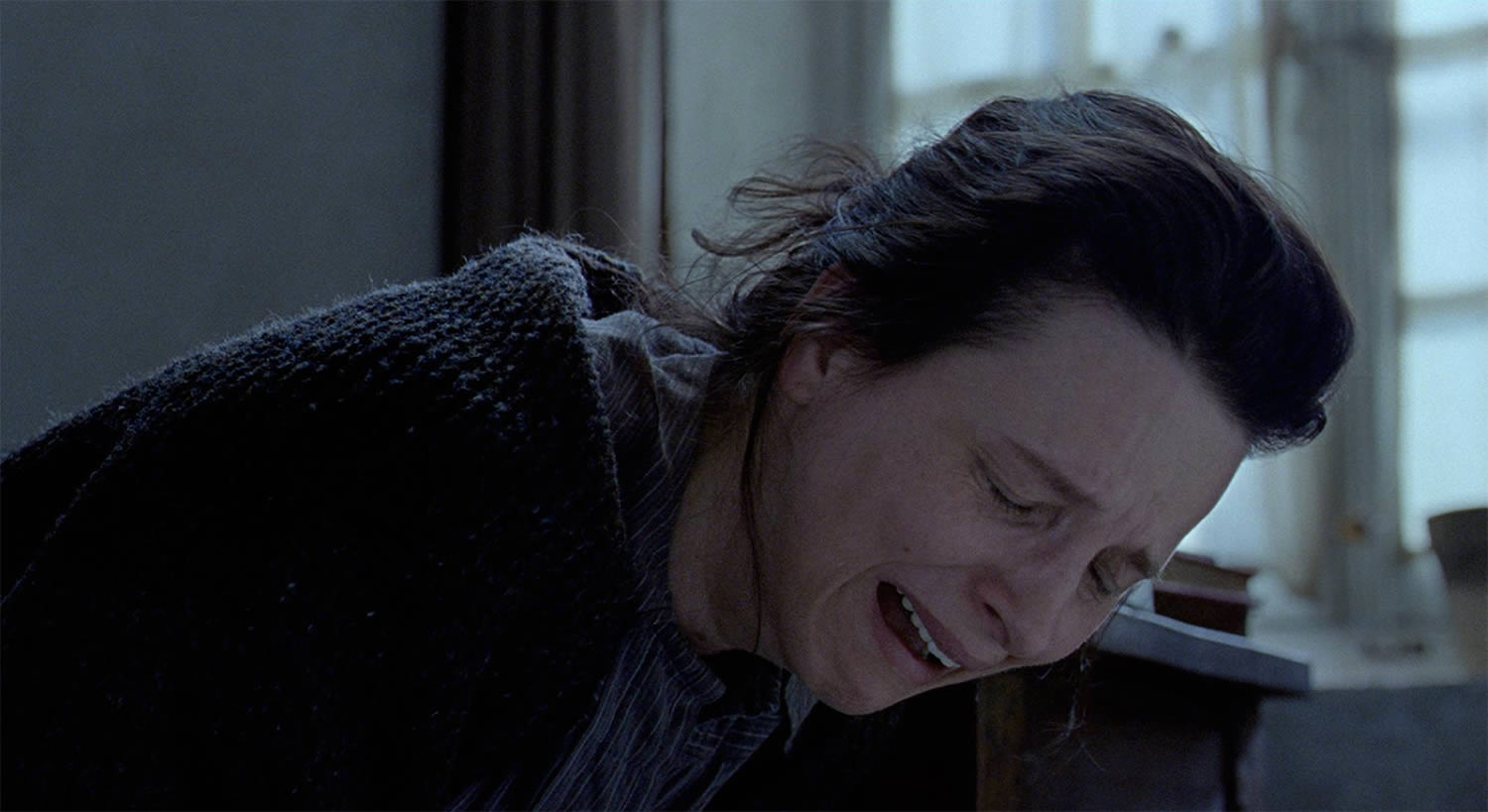 julie binoche cryihng in Camille Claudel 1915