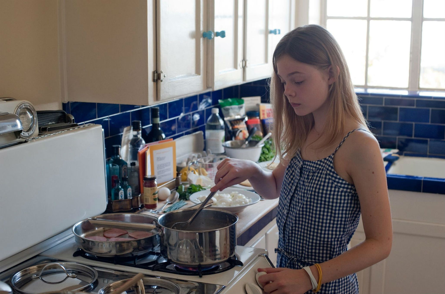 elle fanning somehere kitchen 