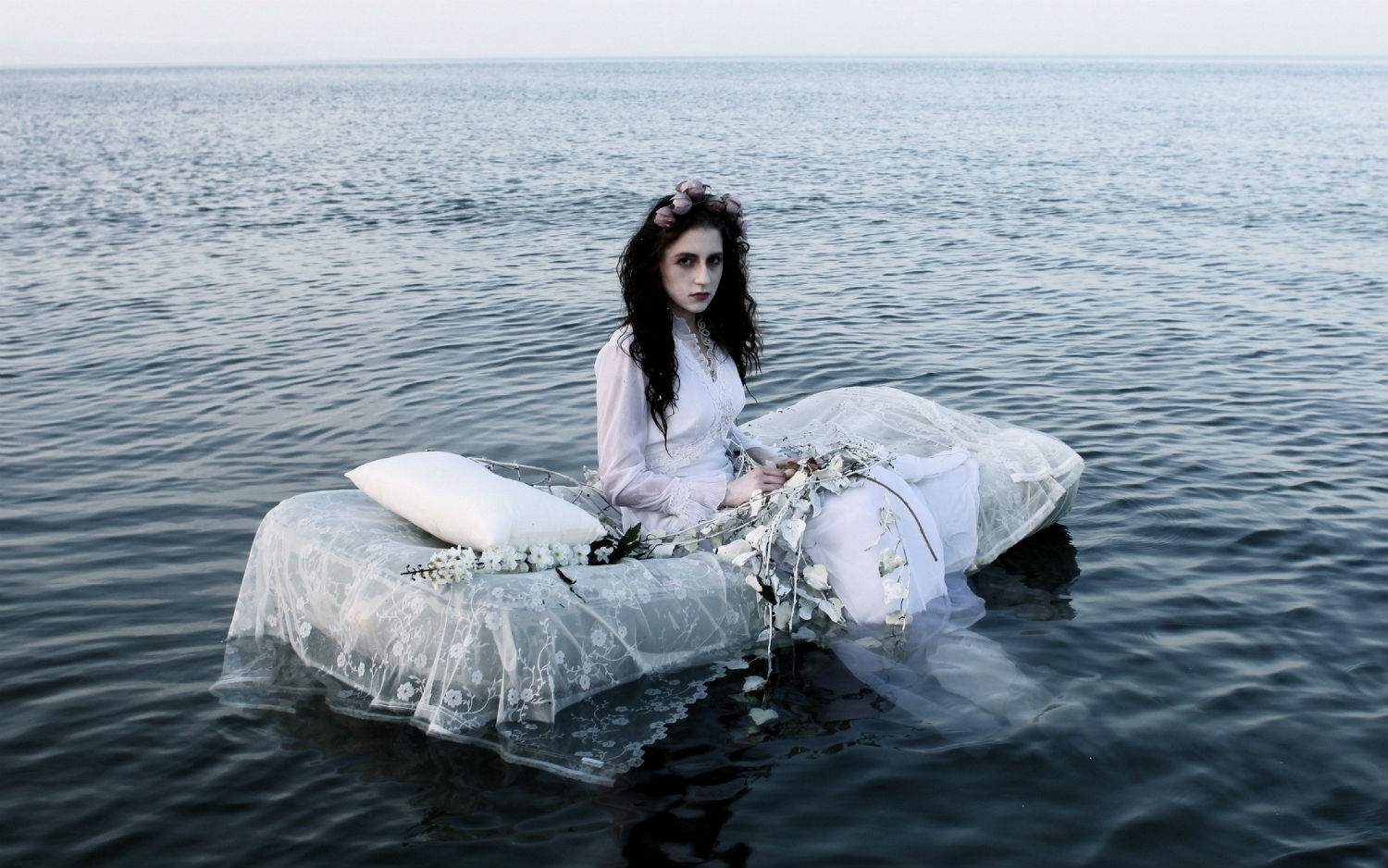 helen warner photography winter gothic fashion bed model ocean