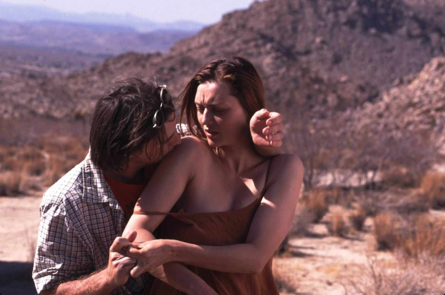 couple kissing in desert in twentynine palms, bruno dumont