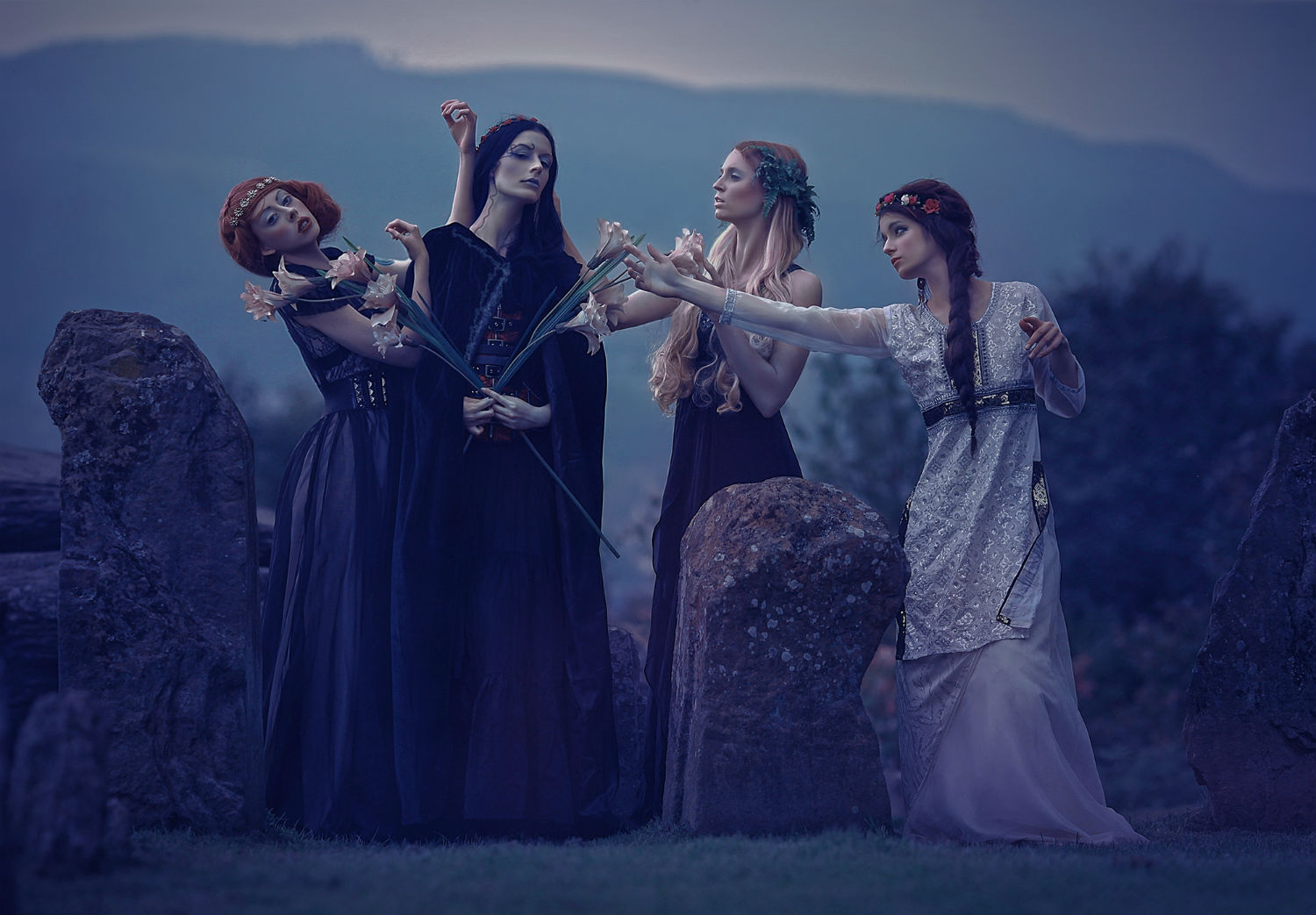 32 Halloween Photoshoot Ideas To Create Ghostly Look 