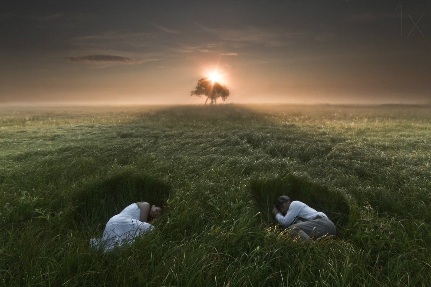 Спят в тумане поля. Двое лежат на траве. Человек в поле. Люди на Поляне. Двое лежат в поле.