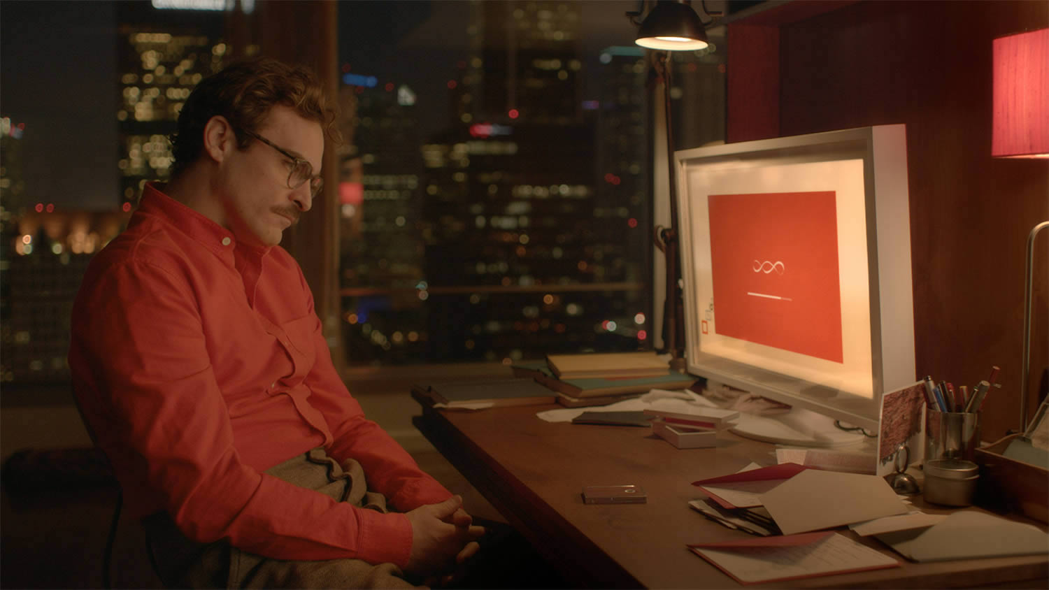 joaquin phoenix looking at the computer screen in her, movie