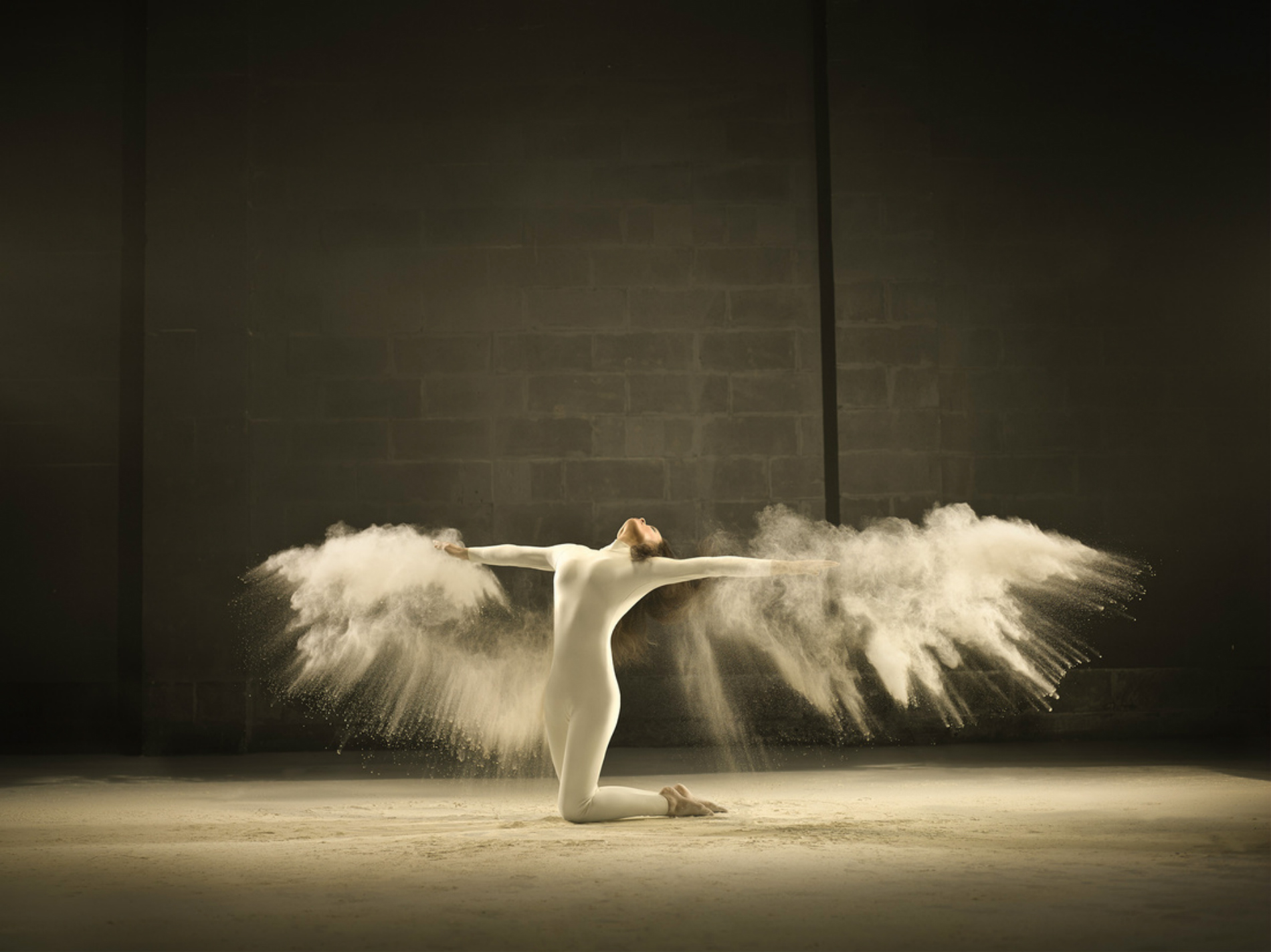 Глупый ангел пляшет. Балерина с крыльями. Танцовщица с крыльями. Ангелы в танце. Танец в полете.