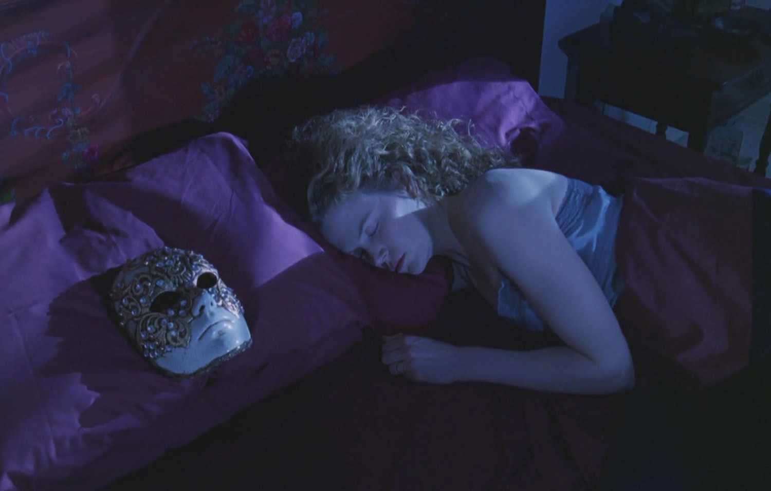 A similar sleeping scene in "Eyes Wide Shut" (1999) © Warner Bros. Pictures.