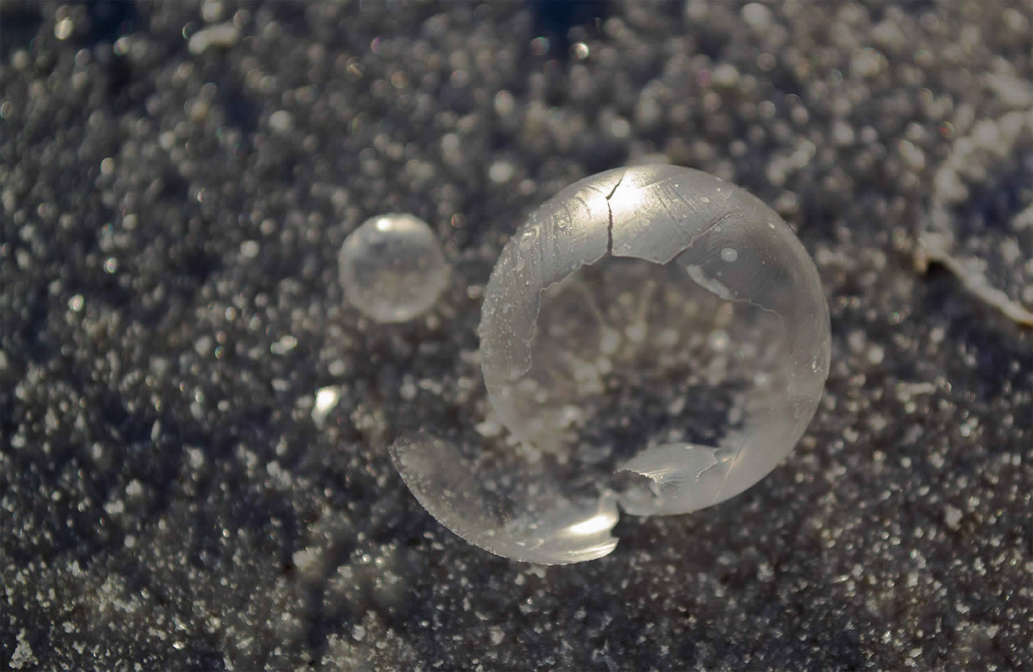 Почему лопается пузырь. Лопающийся пузырь. Мыльный пузырь лопается. Покадровый лопающийся пузырь. Лопающийся пузырь в воде.