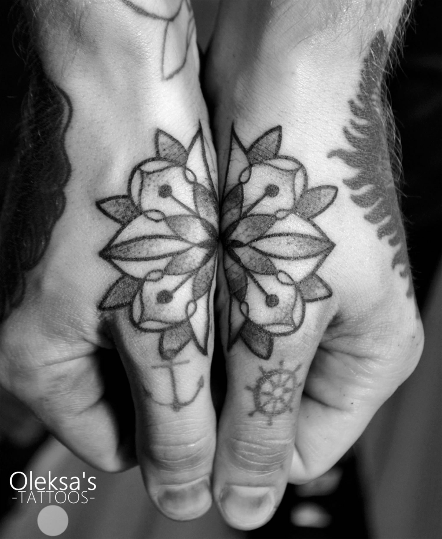 Two hands tattoo  Tattoogridnet