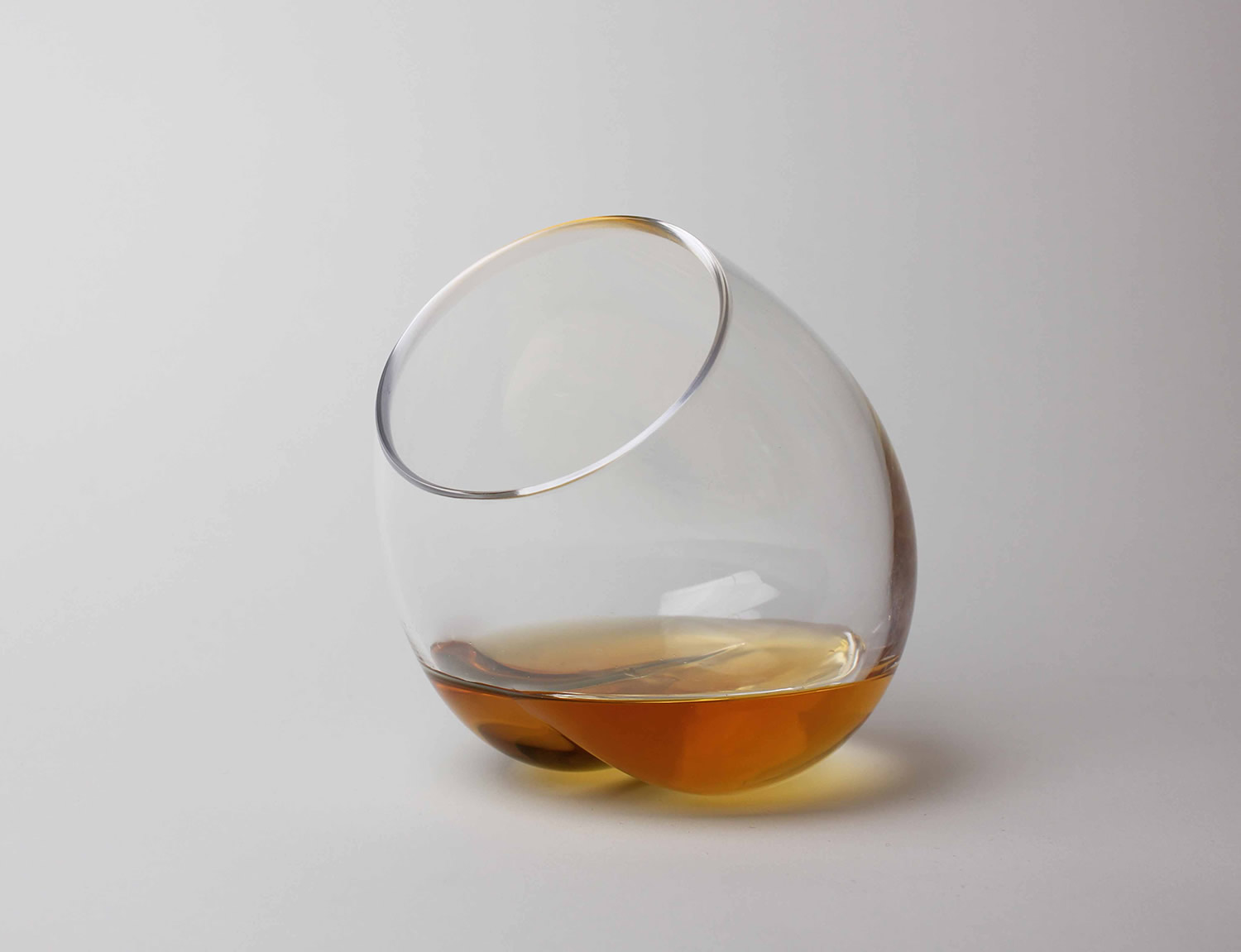 shake that glass, a bum glass for whiskey by jams stoklund