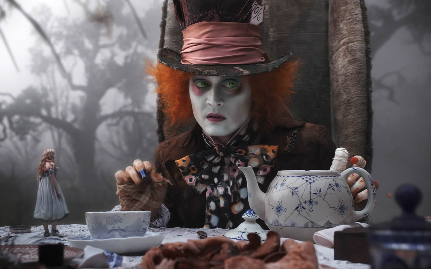 the mad hatter (johnny depp) in alice in wonderland