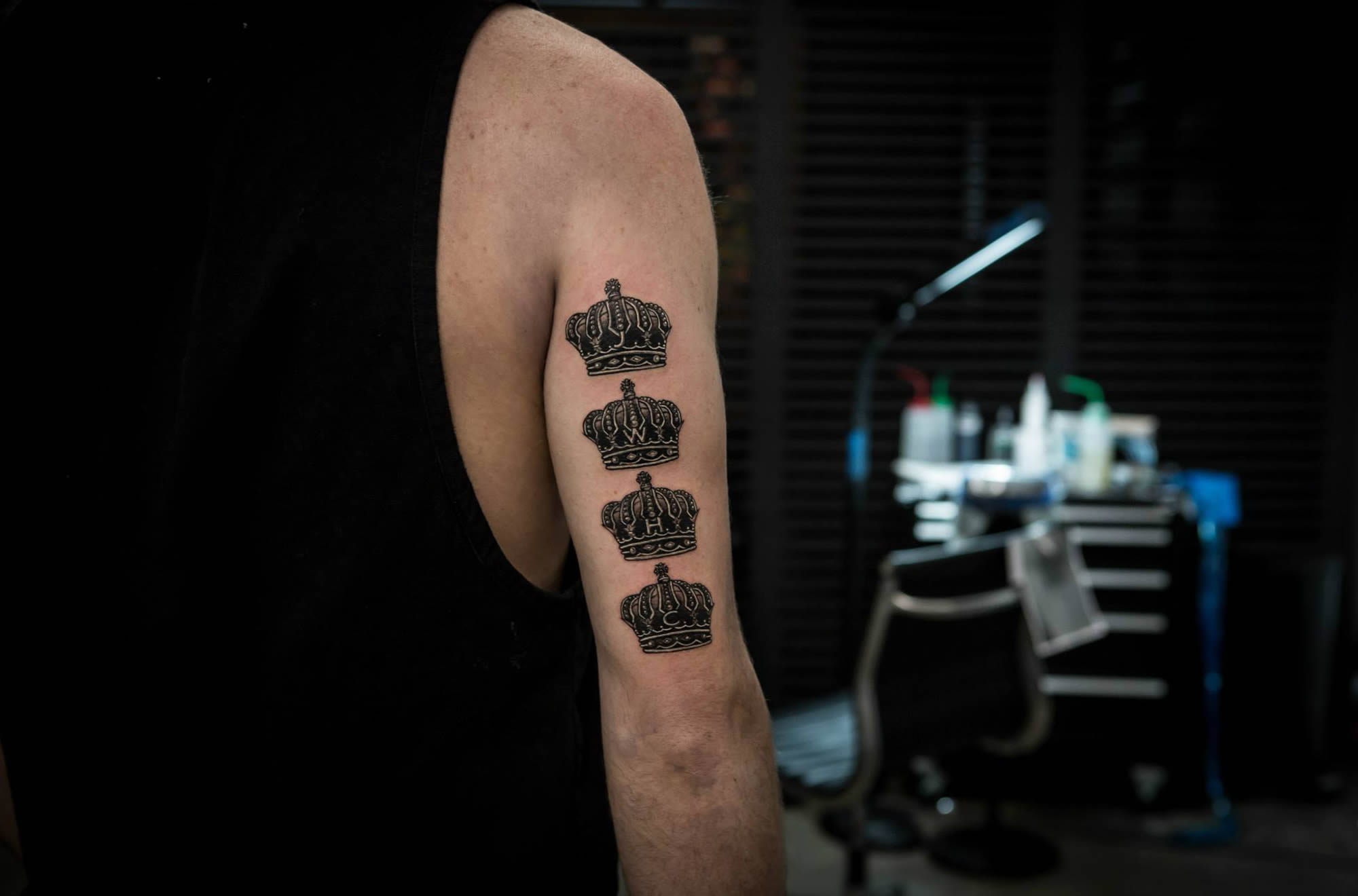 4 crowns in black, tattoo by bang bang