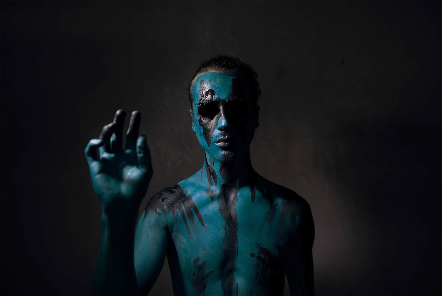 the viper, blue painted man,photo by kavan the kid