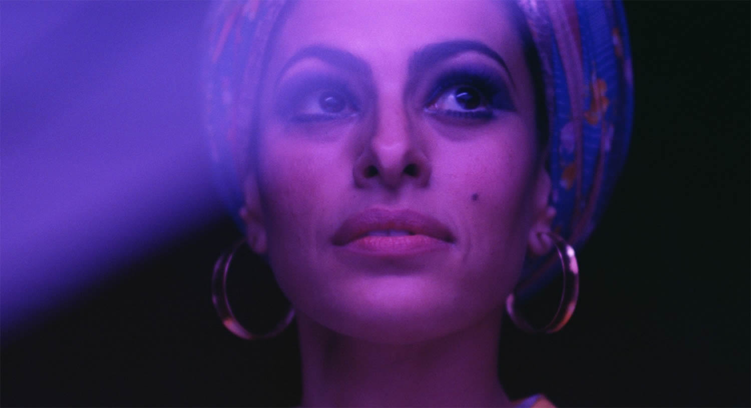 blue and purple light on eva mendes, Lost River