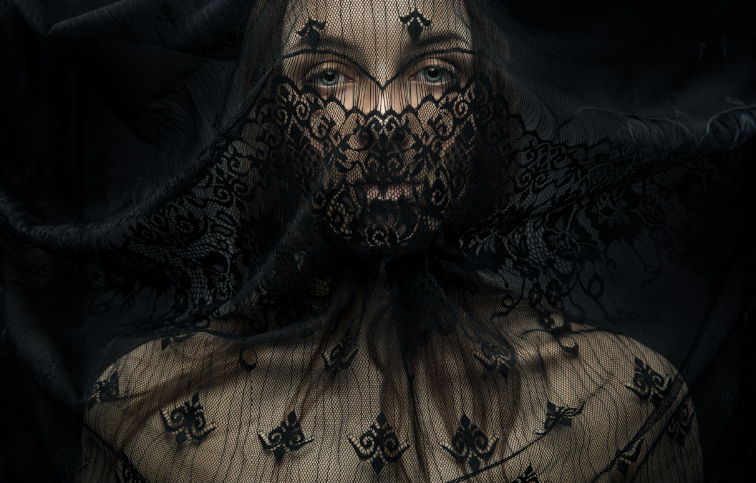 evgeni kolesnik photography surreal portraits ukraine black lace