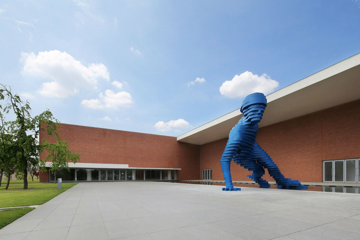 xavier veilhan sculpture giant skater blue optical illusion