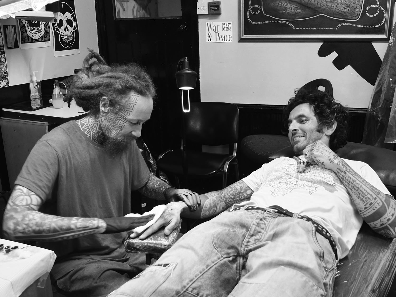 artist tomas tomas tattooing client