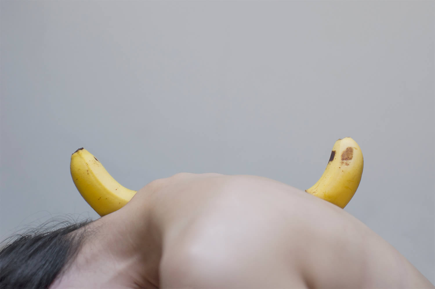 bananas on woman's back, photo by yung cheng lin