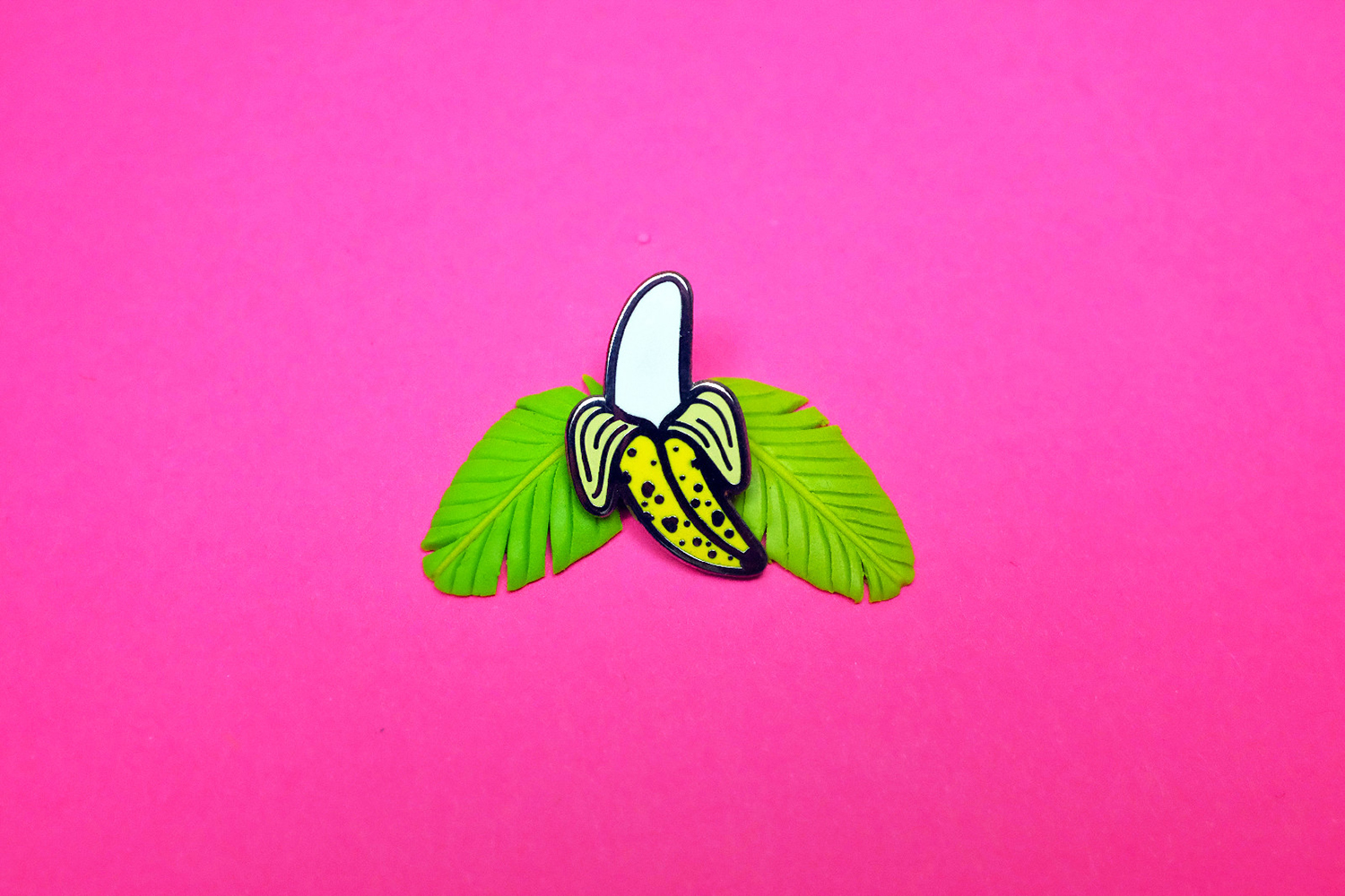 Big bud enamel banana pin