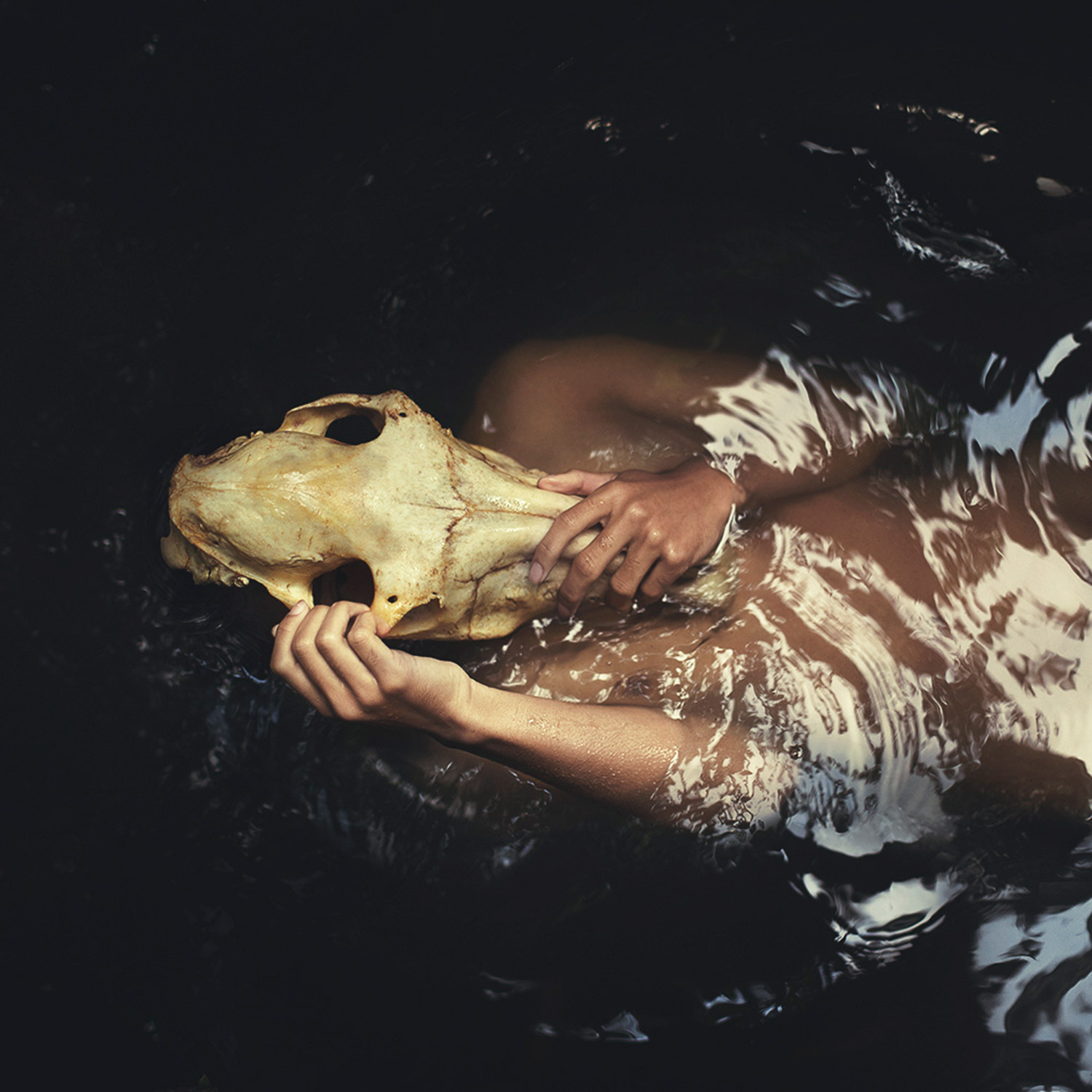 Mikael Aldo, niño con cara de calavera bajo el agua