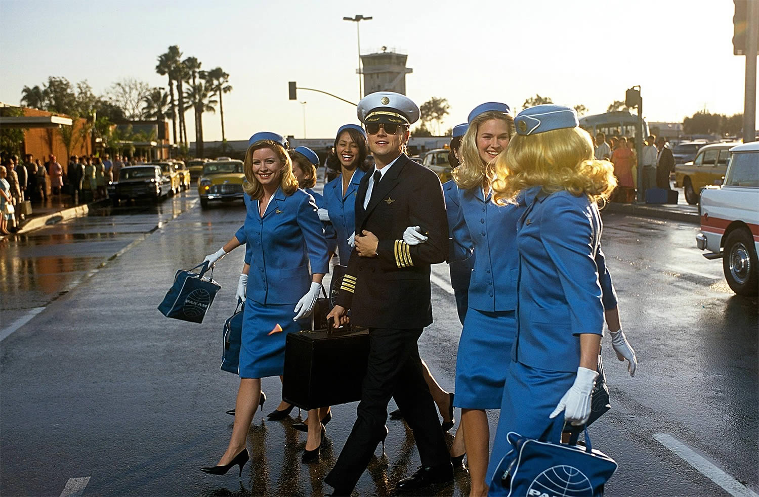 leonardo dicaprio (pilot) walking with ladies, airport, catch me if you can