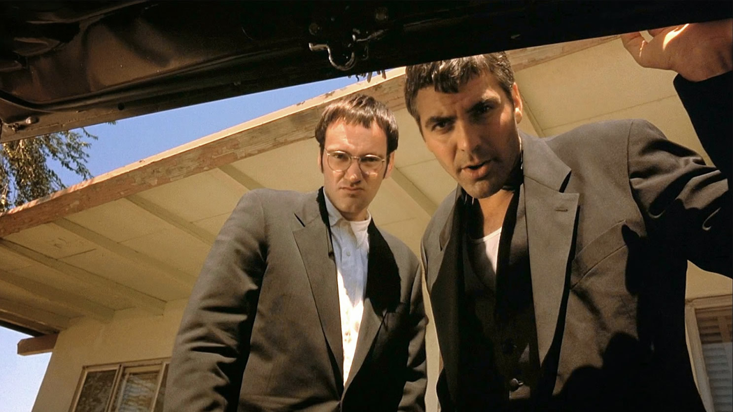 quentin tarantino and george clooney in From Dusk till Dawn, trunk shot, low angle shot