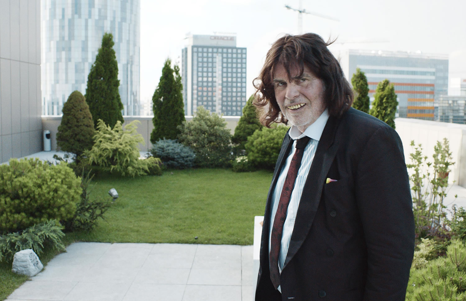 man with weird teeth in Toni Erdmann