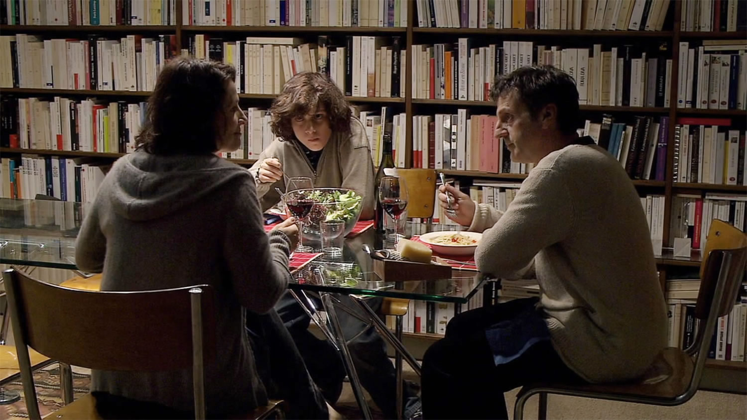 family eating dinner in Cache, Michael Haneke