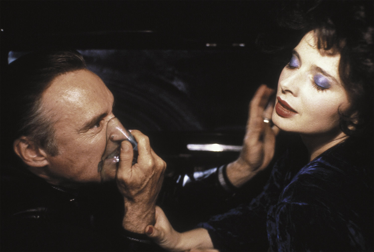 denis hopper and isabella Rossellini in blue velvet