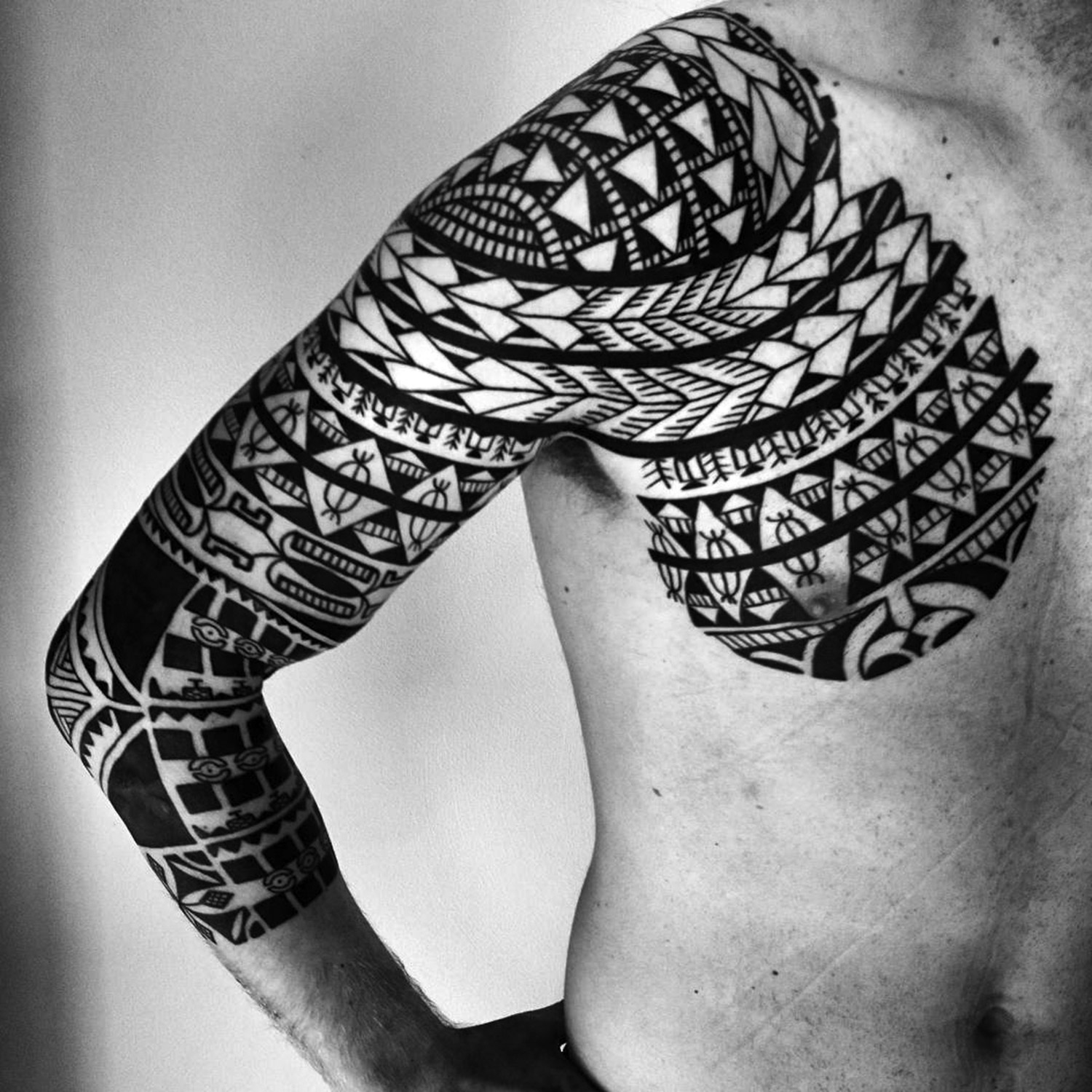 pacific-style geometric tattoo by thierry rossen