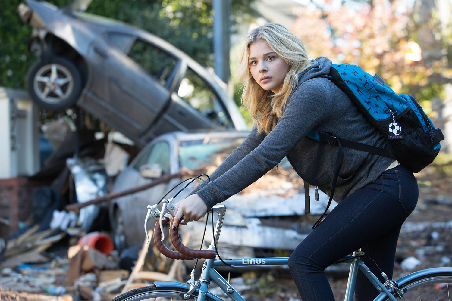 girl on bike, The 5th Wave (2016)