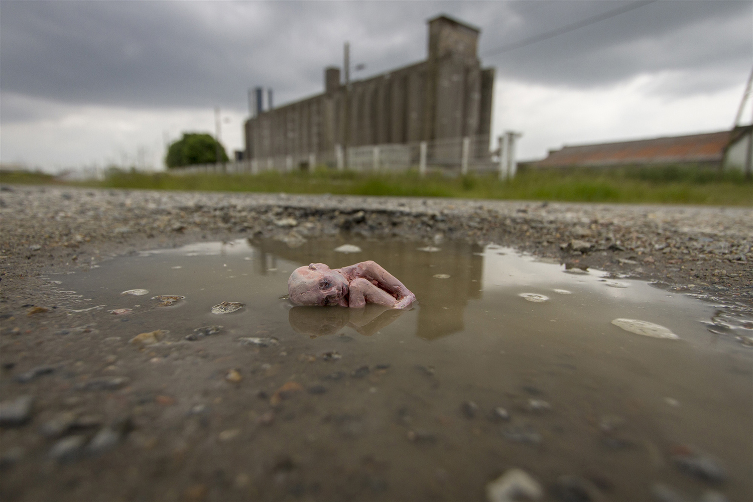 Isaac Cordal - child in puddle