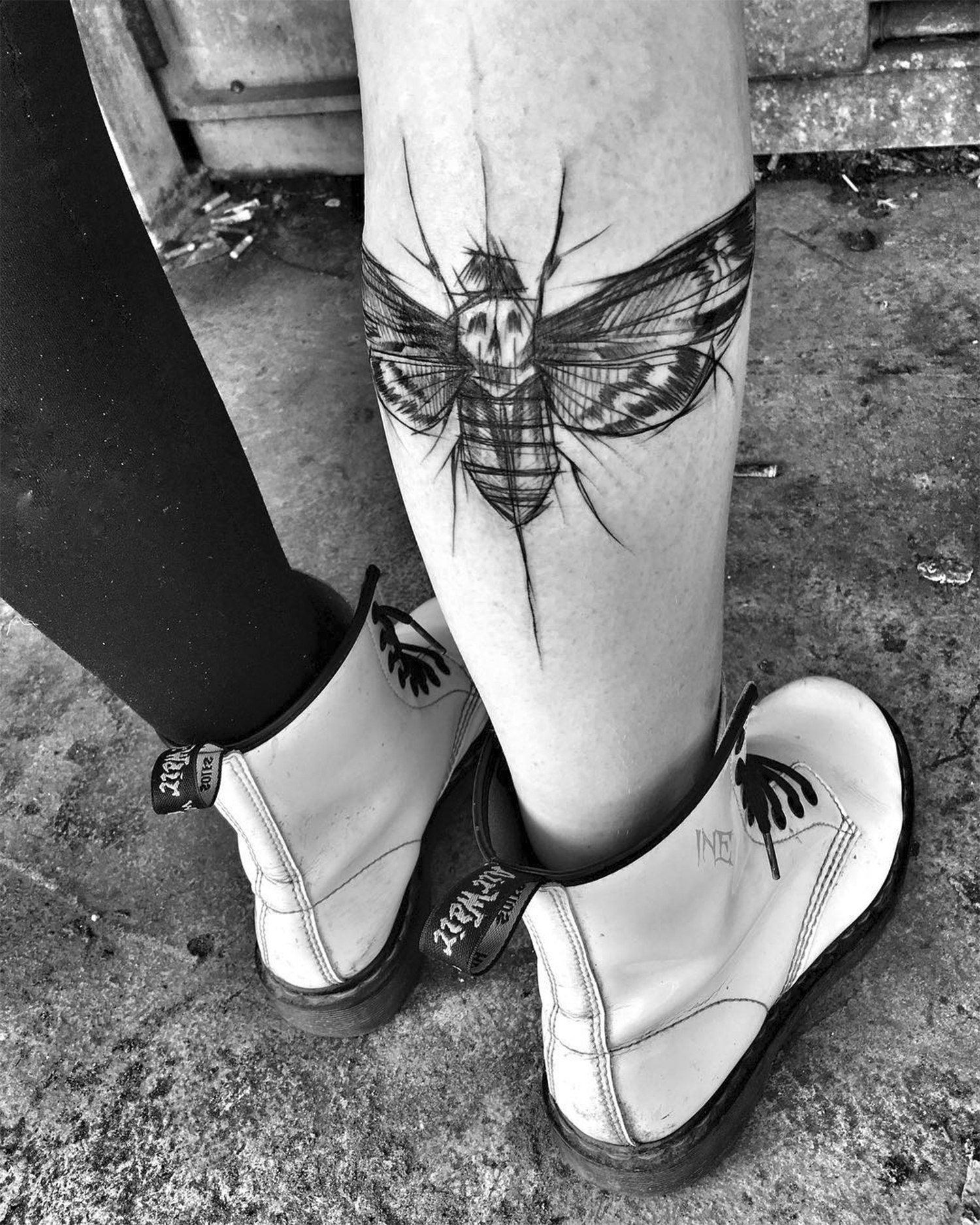 Dødshovedet høgemøl-tatovering på benet, skitsestil af Inez Janiak