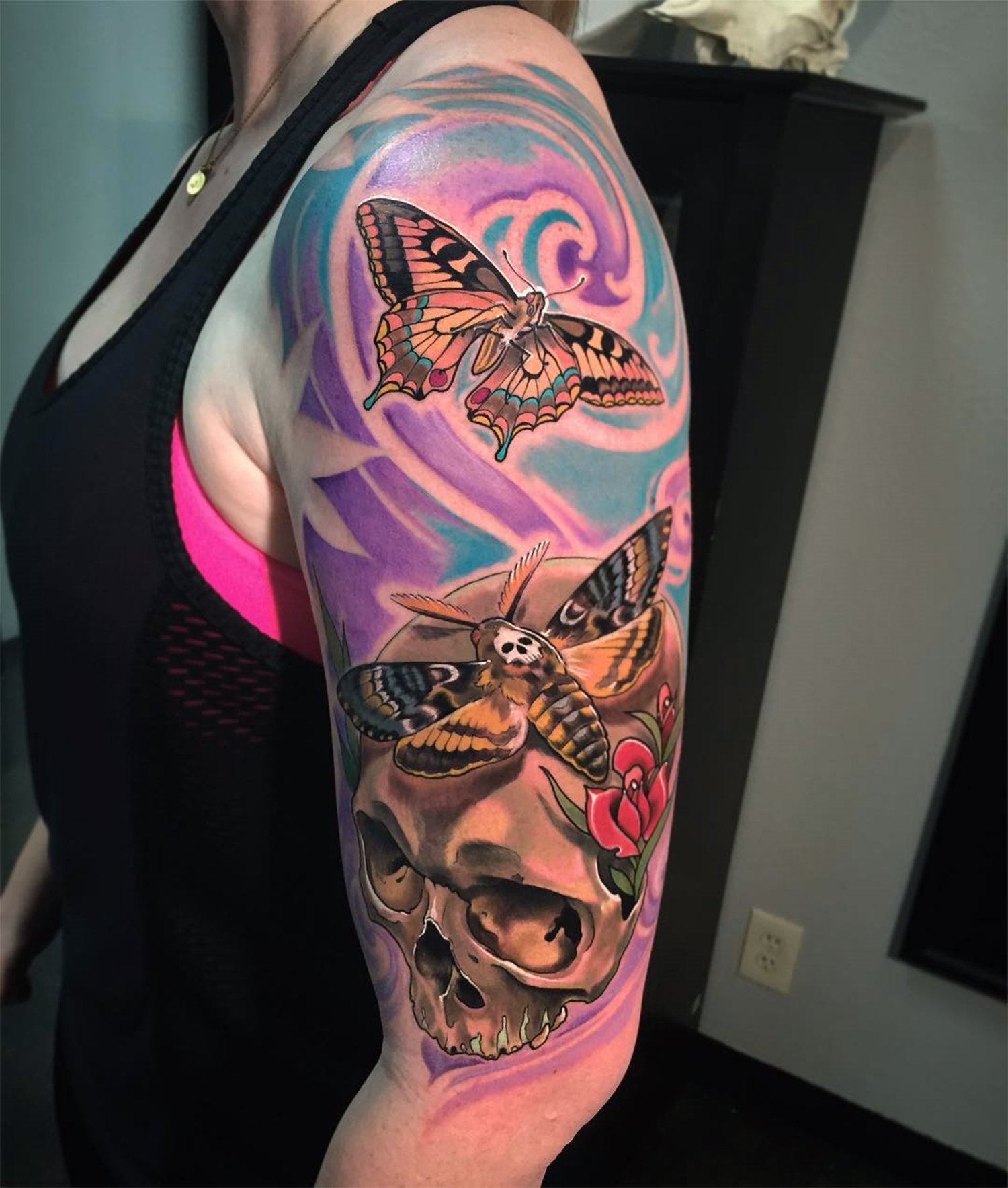 Tatuaż ćmy śmierci, rękaw, autorstwa Kevina Furnessa 