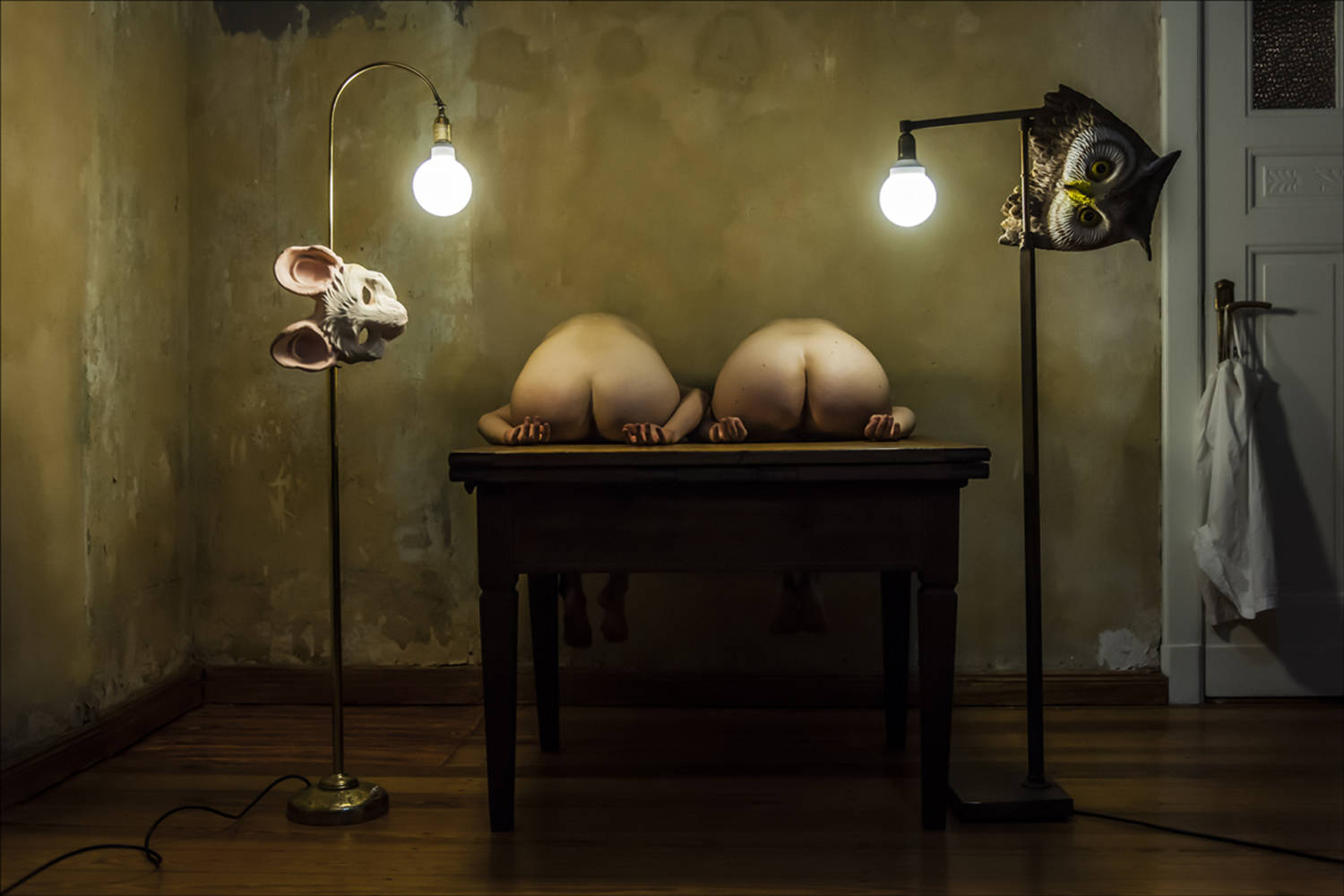 nudes sitting on wood table by René Benjowski Lichtbildgestalten