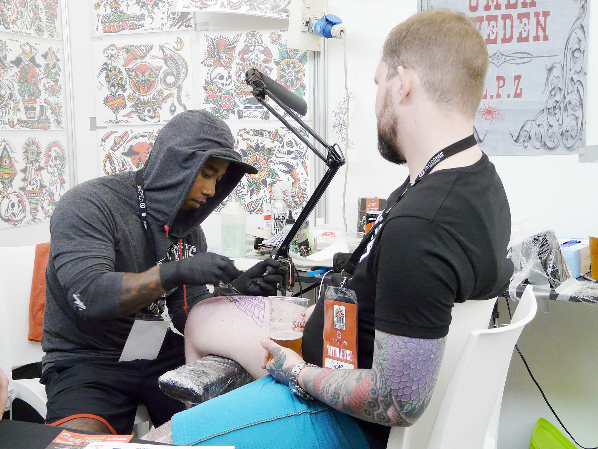 filip henningson tattooing a client's leg