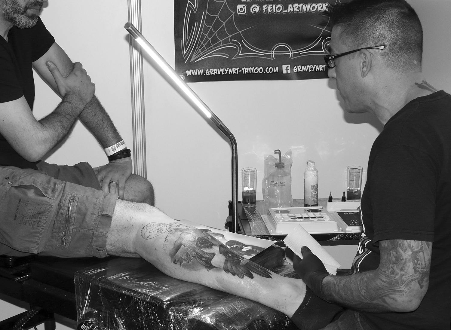 nuno feio doing a realism tattoo on leg