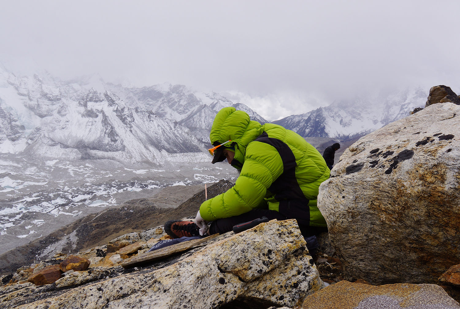 alle tattoo on mount everest, tattooing his leg