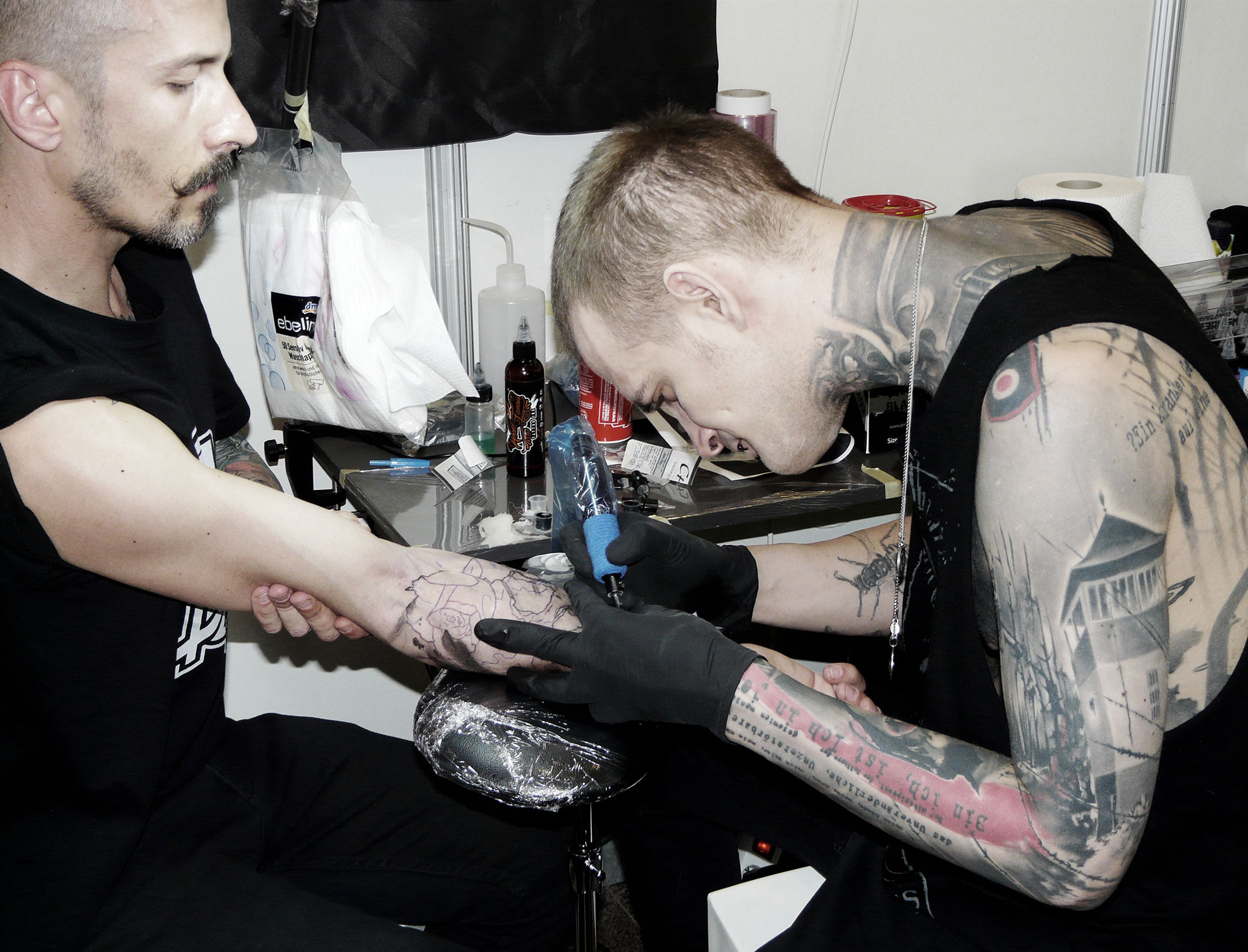 tattooer neon judas at setubal tattoo show