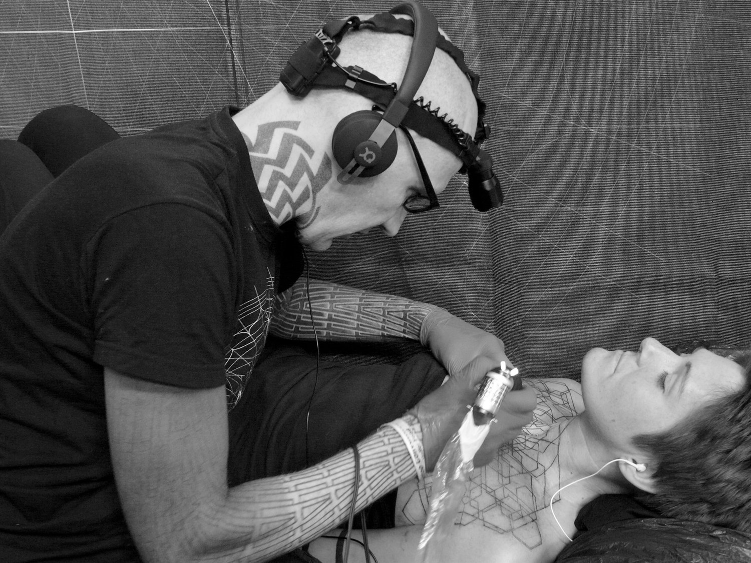 Yashka Steiner tattooing client's chest, blackwork, berlin tattoo convention 2017
