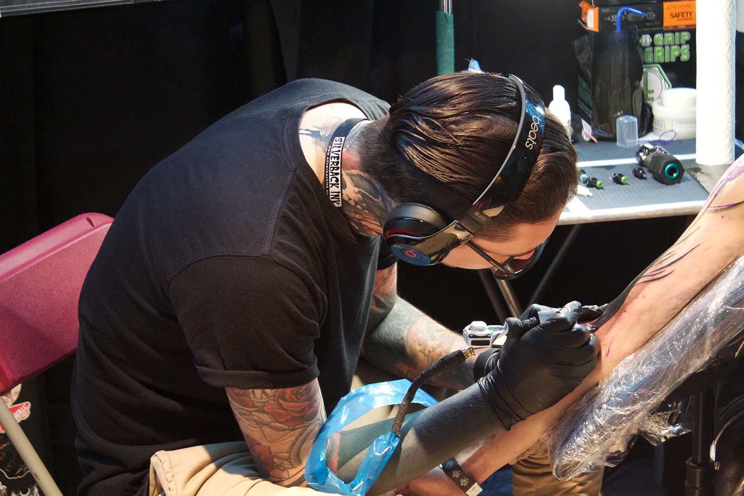 Frank Carrilho, Art Tattoo Montreal Show - close-up of Carrilho working