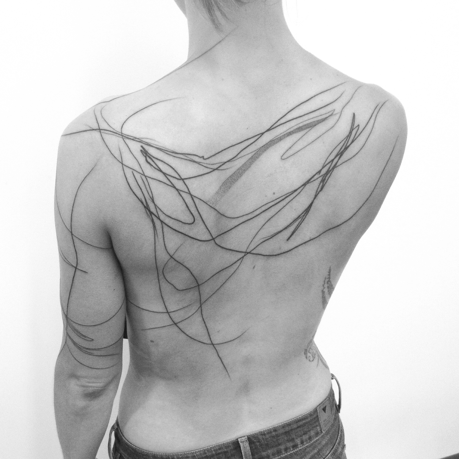 abstract lines on back, line tattoo