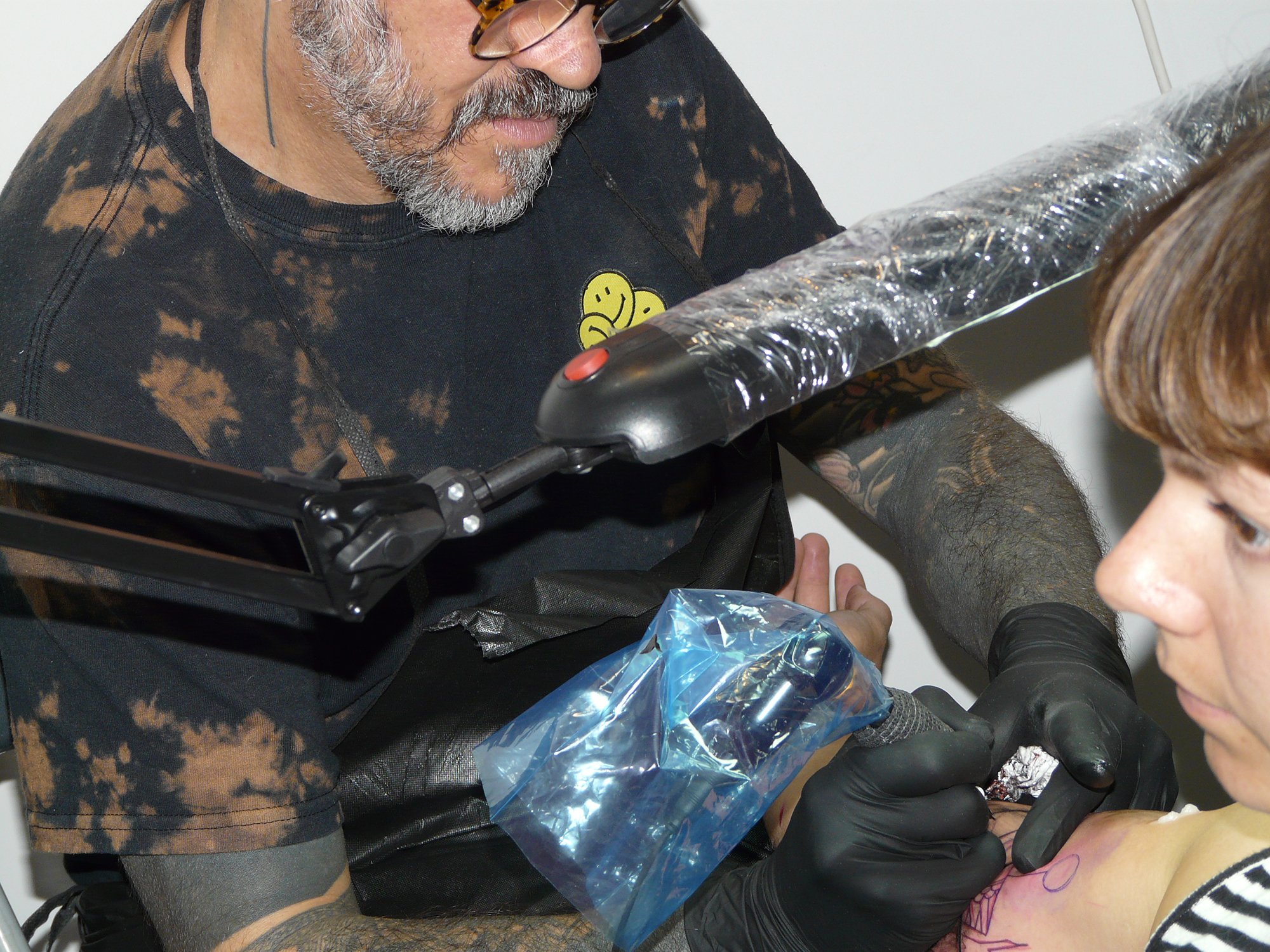 Noon tattoo artist working on a tattoo at the berlin tattoo convention