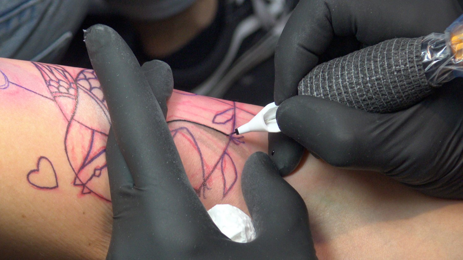 single needle tattoo by noon, berlin tattoo convention