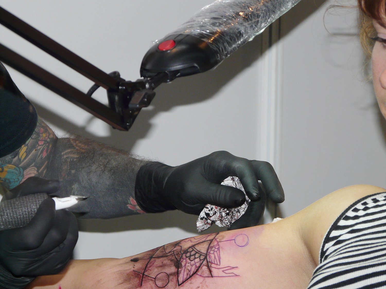 noon tattooing client arm, abstract tattoo, tattoo convention berlin