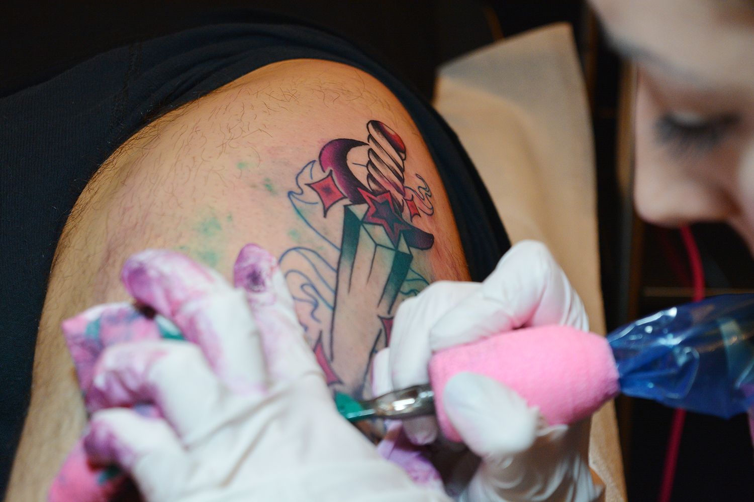 Tony Carter (Scene360) getting tattooed by widow mac