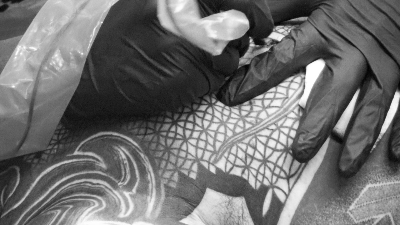 linework on hip by nissaco, blackwork tattoo at london tattoo convention
